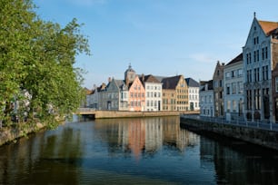 브뤼헤의 전�형적인 벨기에 도시 풍경 유럽 관광 개념 - 운하와 오래된 집과 다리. 브뤼헤, 벨기에