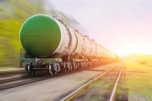 Güterzug vorbei Ölladung, Heizöl, Kraftstofftanks in Bewegung