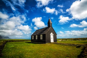 Budakirkja-Kirche auf der Halbinsel Snaefellsnes, Island. Diese schwarze Kirche befindet sich allein im Lavafeld Budaahraun westlich von Island.