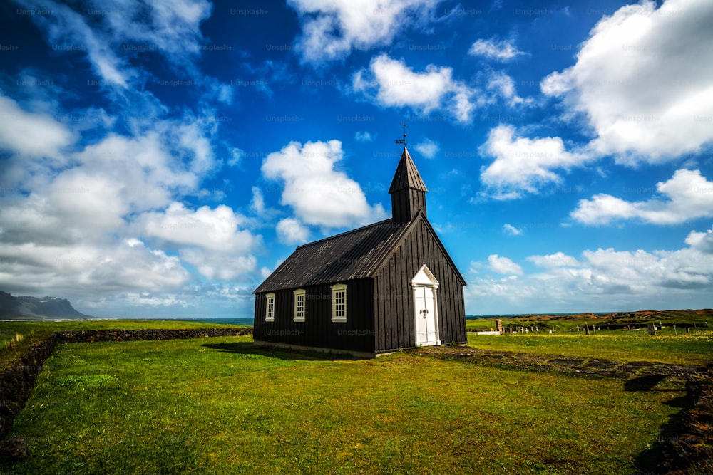 Igreja de Budakirkja na península de Snaefellsnes, Islândia. Esta igreja negra fica sozinha no campo de lava de Budaahraun, a oeste da Islândia.