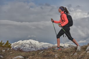 Paseo saludable por la montaña durante unas vacaciones. Una mujer joven