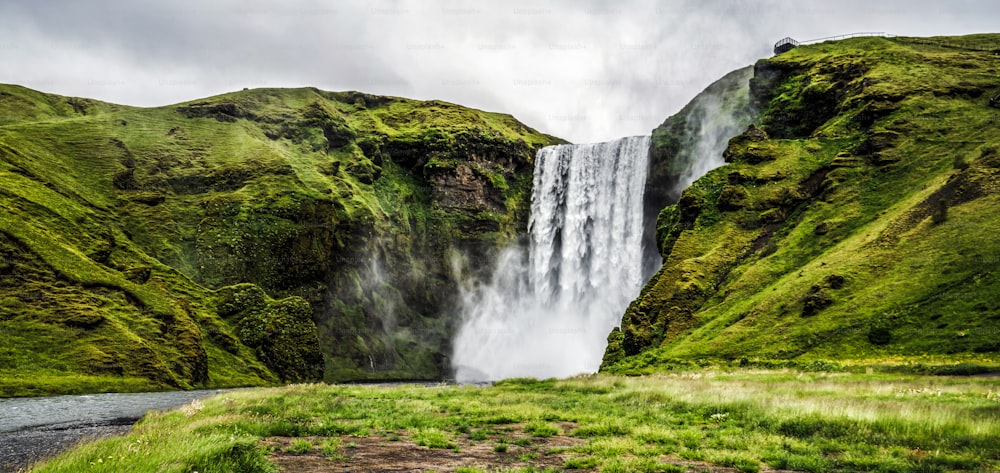 Wunderschöne Landschaft des majestätischen Skogafoss-Wasserfalls in der Landschaft Islands im Sommer. Skogafoss Wasserfall ist das berühmteste Naturdenkmal und Touristenziel von Island und Europa.