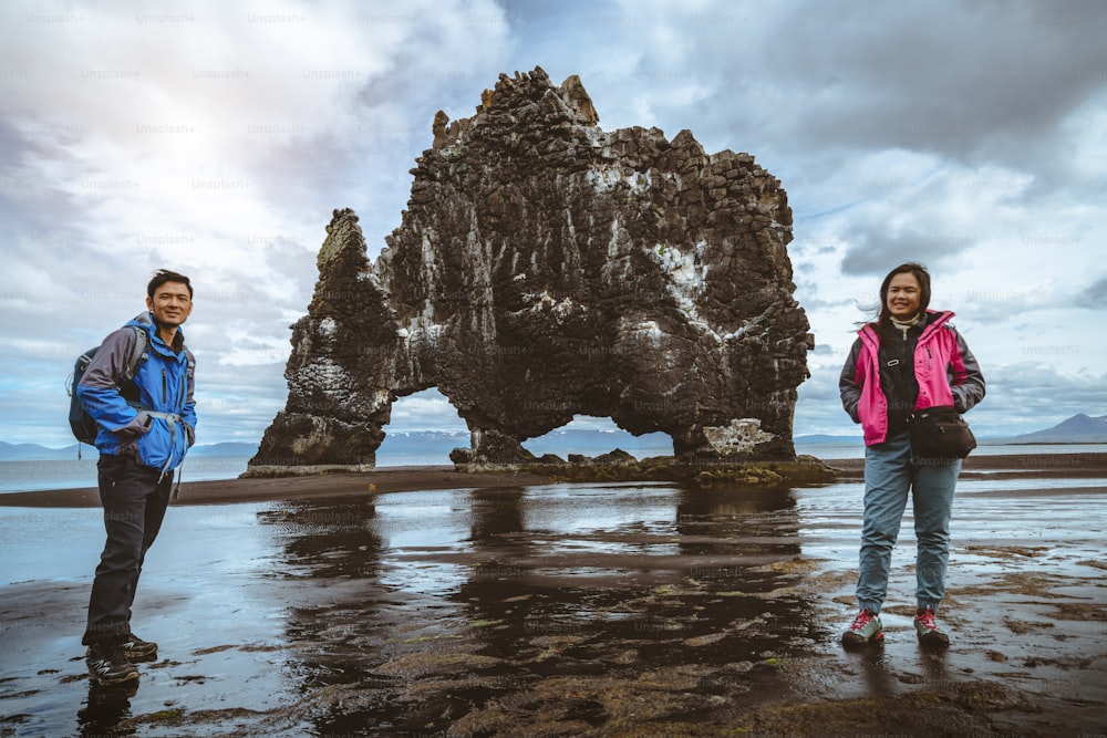 Viajero de senderismo a Hvitserkur, paisaje único de roca basáltica en Islandia. El majestuoso Hvitserkur es un monolito de 15 metros de altura que se encuentra frente a la costa de la península de Vatnsnes, en el noroeste de Islandia, Europa.