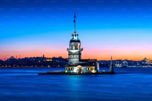 Torre de la Doncella por la noche en Estambul, Turquía.