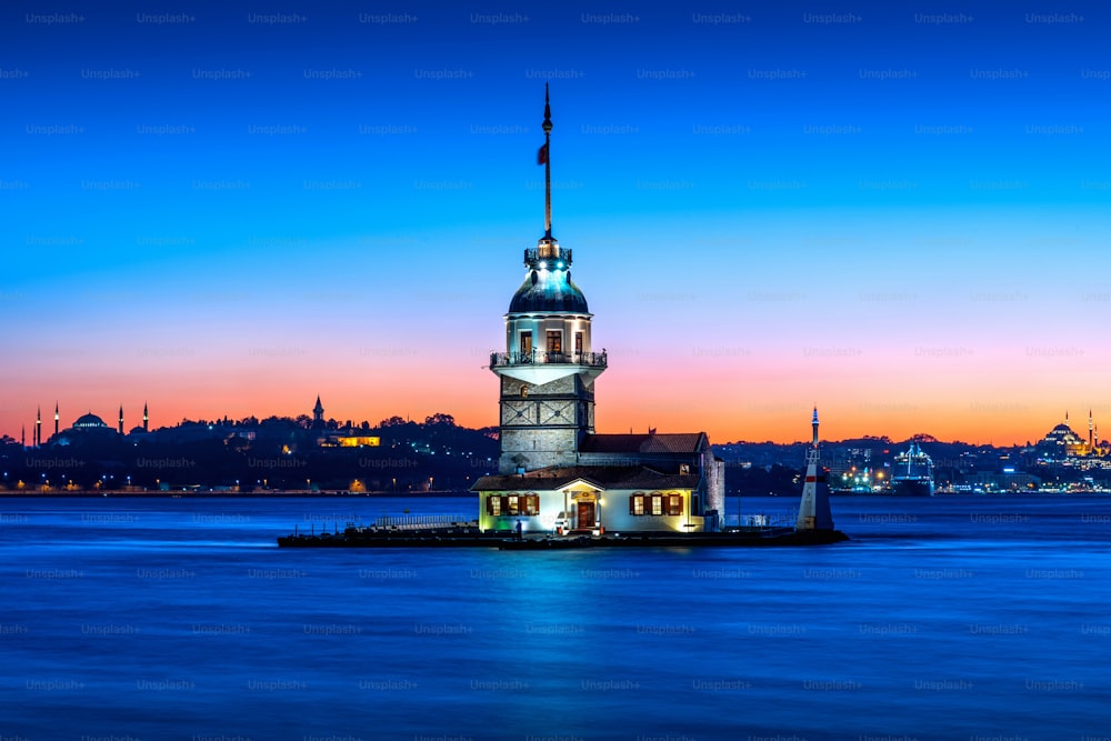 Torre da donzela à noite em Istambul, Turquia.