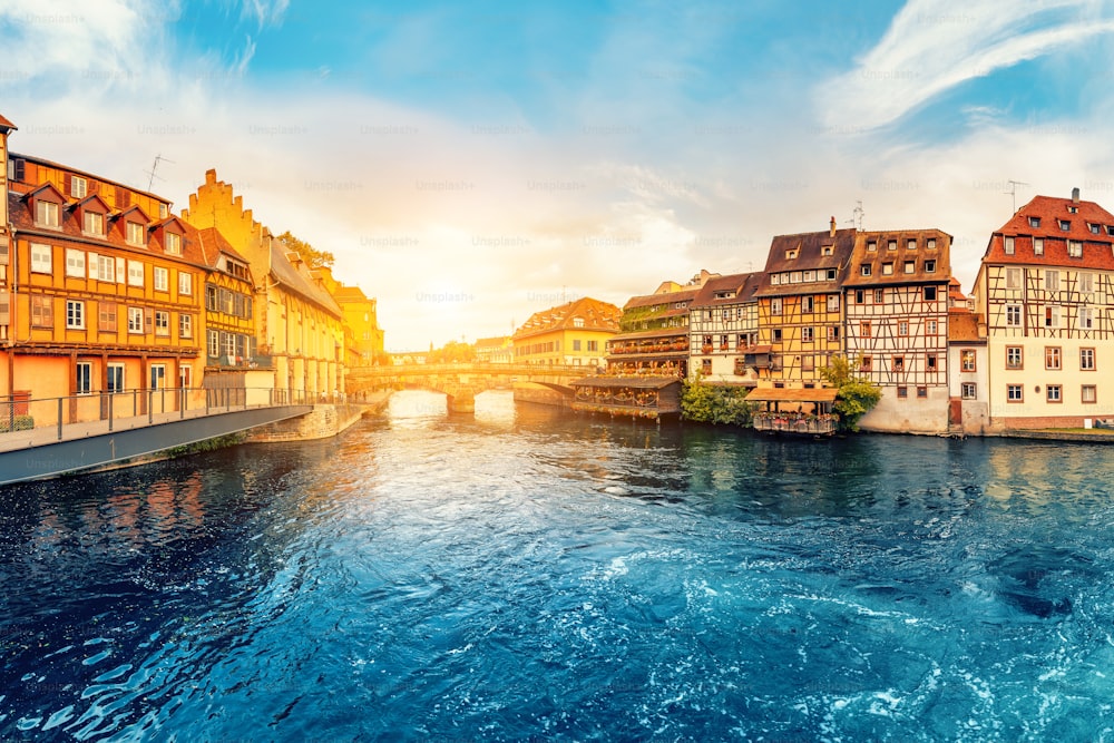 Farbenfroher Sonnenuntergang in der Region Kleinfrankreich in der Stadt Straßburg. Berühmte Fachwerkhäuser, die Ill und die Brücke von St. Martin. Beliebte Reiseziele in Europa
