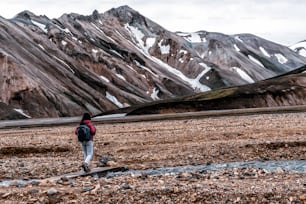 Caminhada do viajante na paisagem natural surreal de Landmannalaugar nas terras altas da Islândia, Nórdica, Europa. Belo terreno colorido de montanha de neve famoso pela aventura de trekking de verão e caminhada ao ar livre.