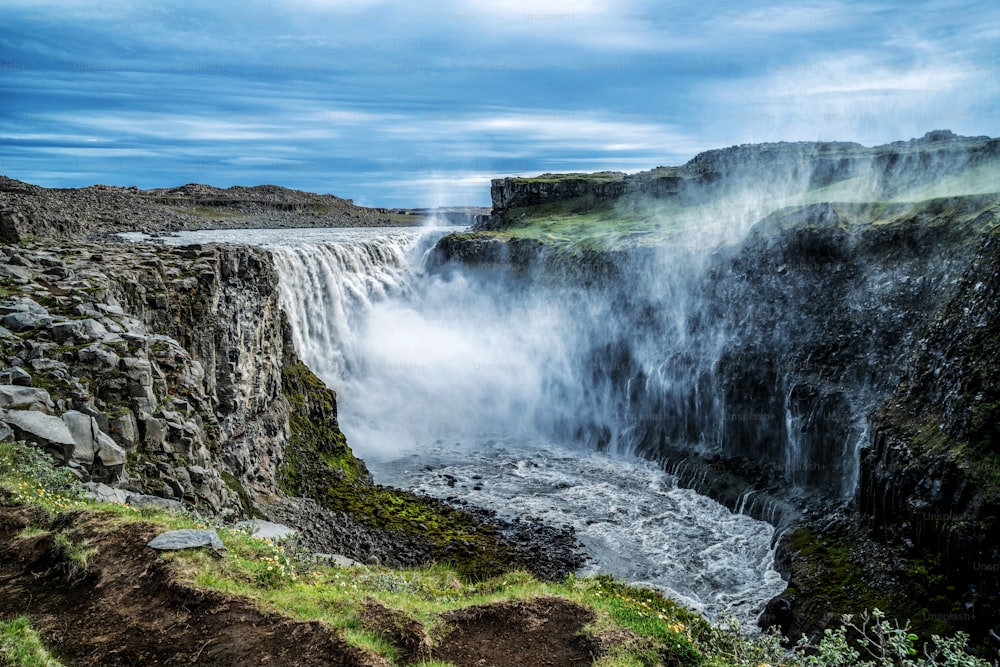 Incrível paisagem da Islândia na cachoeira Dettifoss na região nordeste da Islândia. Dettifoss é uma cachoeira no Parque Nacional Vatnajokull com fama de ser a cachoeira mais poderosa da Europa.