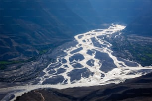 Confluência dos rios Pin e Spiti no Himalaia. Vale de Spiti, Himachal Pradesh, Índia