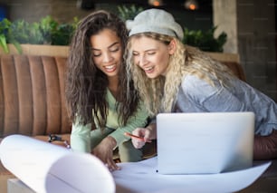 Hora de uma sessão de estudo de café. Duas meninas estudantes aprendendo juntas.