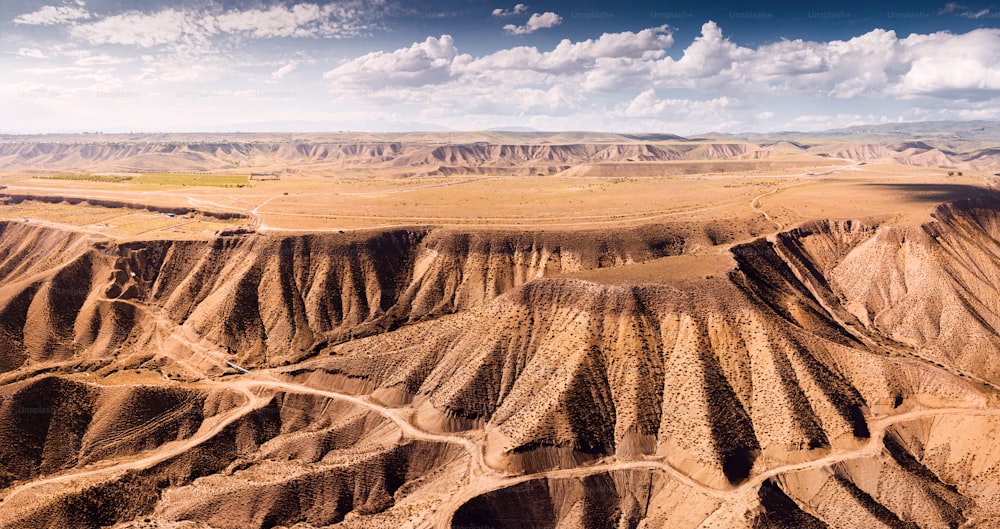 Vue aérienne d’une mesa ou d’une crête plate dans des montagnes à pentes raides sur un plateau de haute altitude. Formations géologiques et destinations de voyage