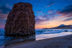 Fyriplaka Strand und Wellen der Ägäis bei Sonnenuntergang, Insel Milos, Kykladen, Griechenland