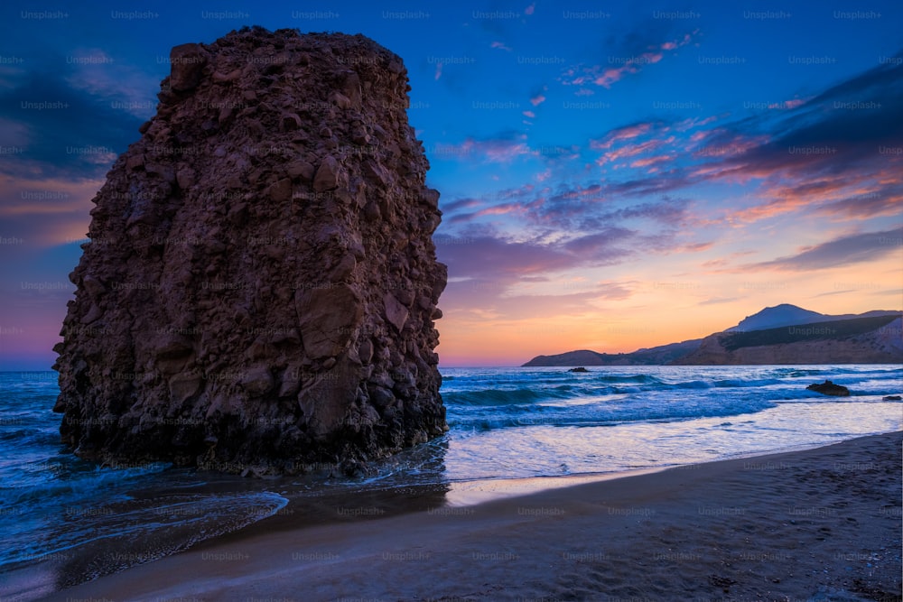 Fyriplaka Strand und Wellen der Ägäis bei Sonnenuntergang, Insel Milos, Kykladen, Griechenland