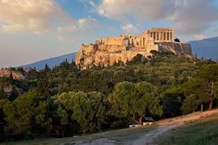 Berühmtes griechisches Touristenwahrzeichen - der ikonische Parthenon-Tempel auf der Akropolis von Athen, vom Philopappos-Hügel bei Sonnenuntergang aus gesehen. Athen, Griechenland