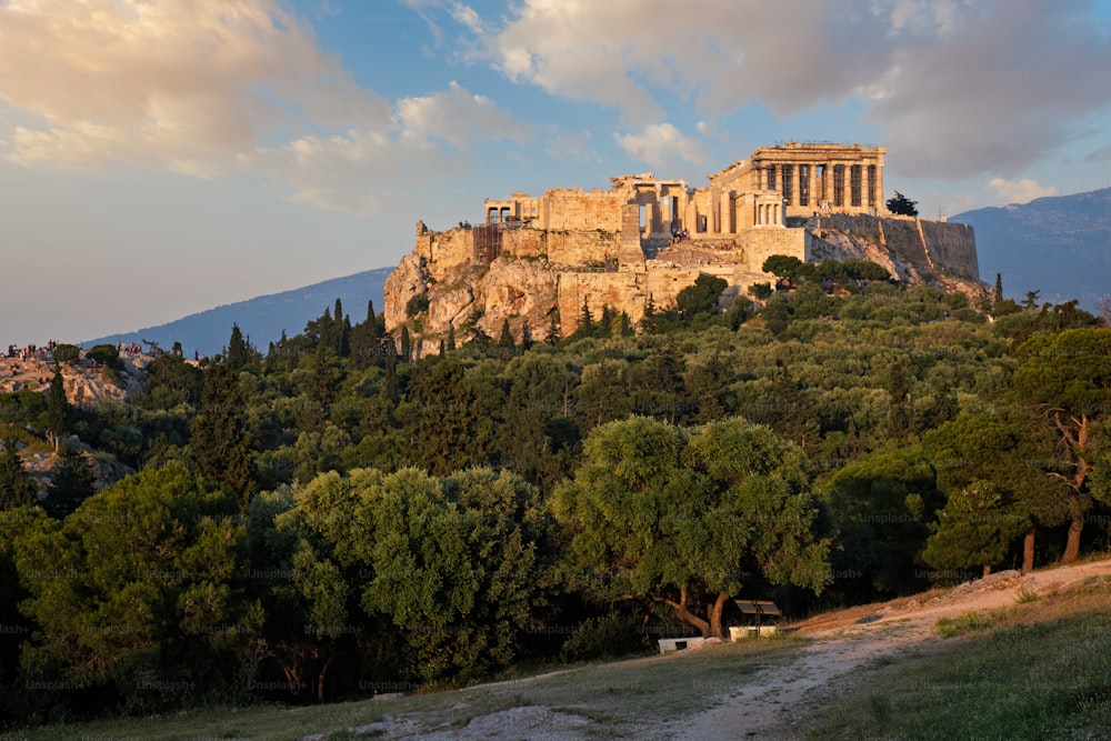 Famoso punto di riferimento turistico greco: l'iconico Tempio del Partenone all'Acropoli di Atene visto dalla collina di Philopappos al tramonto. Atene, Grecia