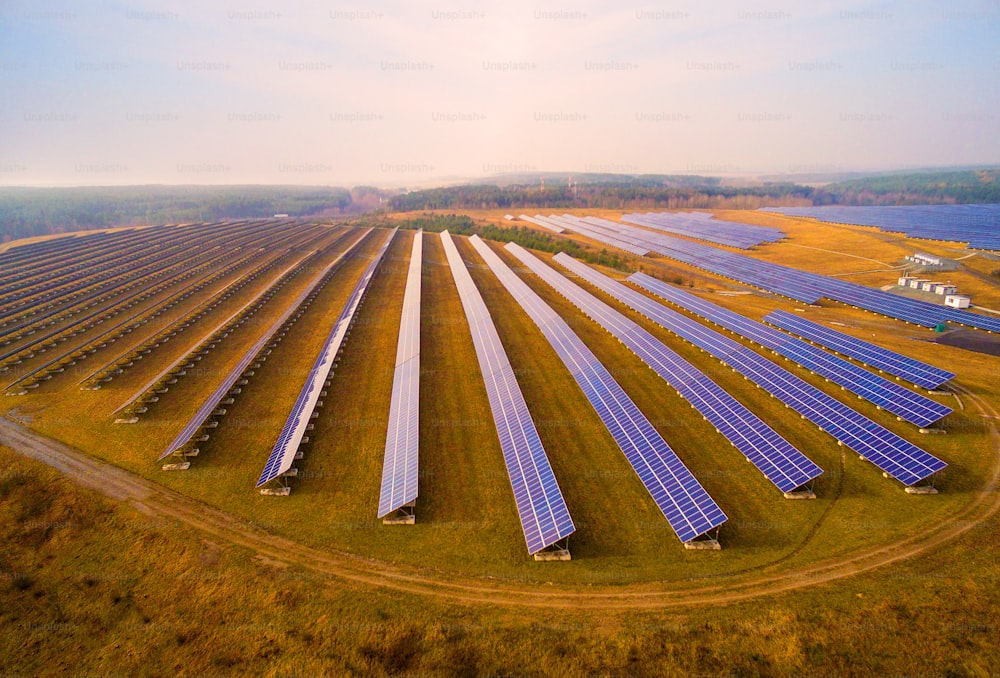 Vista aérea de la planta de energía solar. Recursos industriales y renovables