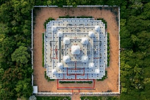 タイのパゴダワタ�ソカラム寺院の航空写真。