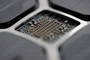Parte traseira da placa-mãe moderna com close-up de montagem do processador do computador