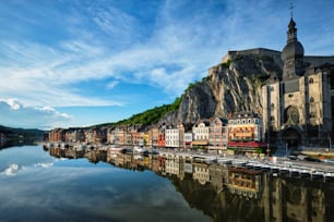Vue sur la pittoresque ville de Dinant, la citadelle de Dinant et la collégiale Notre-Dame de Dinant sur la Meuse. Province belge de Namur, Blegium