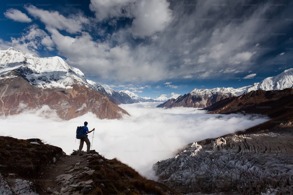 Hiker é escalado para o acampamento base de Manaslu nas terras altas do Himalaia no circuito de Manaslu