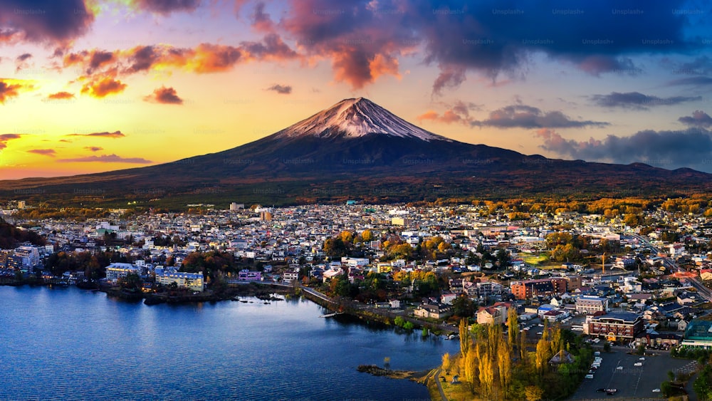 Montanha Fuji e lago Kawaguchiko ao pôr do sol, estações de outono Montanha Fuji em yamanachi no Japão.