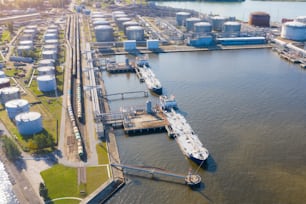 Luftbild Großhafen mit Eisenbahninfrastruktur für die Lieferung von Massengütern auf dem Seeweg, Verladung von Öl über eine Pumpstation in Schiffstanker für Transport und Lieferung