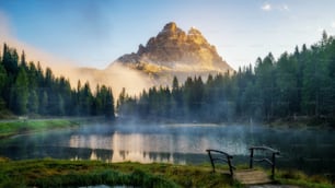 Majestätische Landschaft des Antorno-Sees mit berühmten Dolomiten Berggipfel der Drei Zinnen im Hintergrund in den östlichen Dolomiten, Italien Europa. Wunderschöne Naturlandschaft und landschaftlich reizvolles Reiseziel.