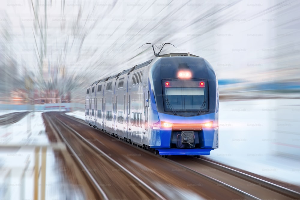 Trem de alta velocidade moderno em motion blur. Transporte de Passageiros