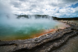 Nascer do sol na piscina de champanhe no país das maravilhas termais de Wai-O-Tapu em Rotorua, Nova Zelândia. Rotorua é conhecida pela atividade geotérmica, gêiseres e piscina de lama quente localizada ao redor dos Lagos de Rotorua.