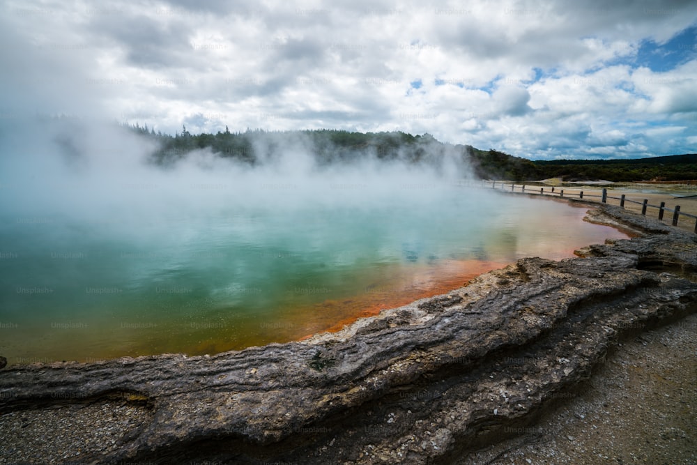 뉴질랜드 로토루아의 와이오타푸(Wai-O-Tapu) 온천 원더랜드에 있는 샴페인 풀에서 일출. 로토루아는 지열 활동, 간헐천 및 로토루아 호수 주변에 위치한 뜨거운 진흙 웅덩이로 유명합니다.