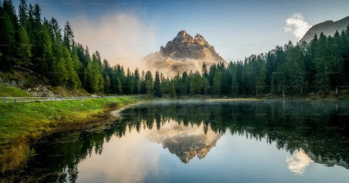 Foto Paisagem Majestosa Do Lago Antorno Com O Famoso Pico Da Montanha foto-paisagem-majestosa-do-lago-antorno-com-o-famoso-pico-da-montanha
