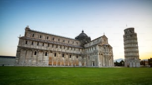Tour penchée de Pise à Pise, Italie - Tour penchée de Pise connue dans le monde entier pour son inclinaison involontaire et sa célèbre destination de voyage en Italie. Il est situé près de la cathédrale de Pise.