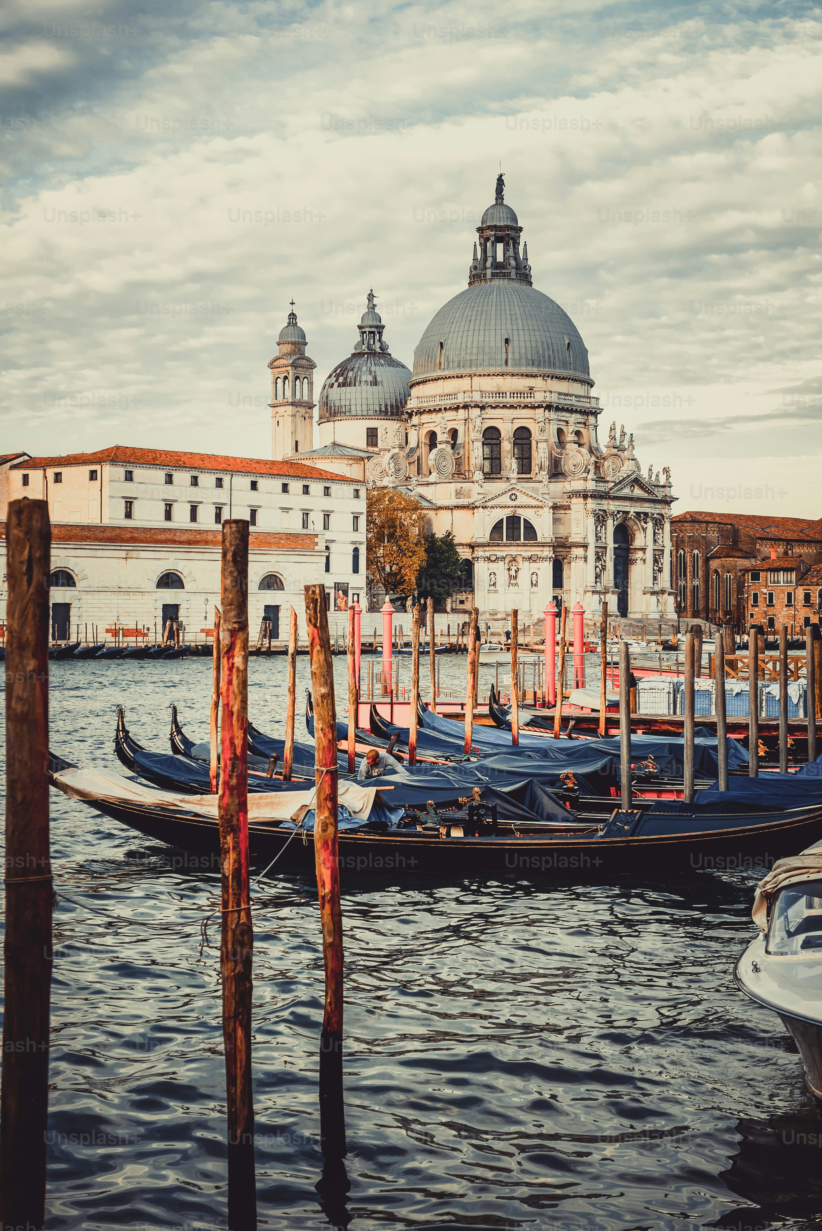 Barcos de gôndola em Veneza Itália com vista deslumbrante da Basílica de Santa Maria della Salute. Veneza é um famoso destino de viagem na Itália por sua paisagem urbana e cultura únicas.