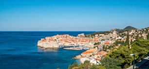 Città vecchia di Dubrovnik sulla costa del mare Adriatico, Dalmazia, Croazia - Destinazione turistica di spicco della Croazia. Il centro storico di Dubrovnik è stato dichiarato Patrimonio dell'Umanità dall'UNESCO nel 1979.