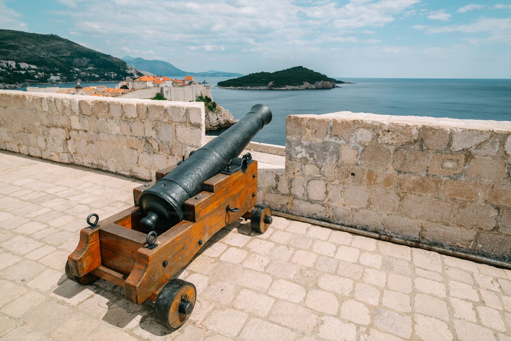 Cannone al muro della città vecchia di Dubrovnik, in Dalmazia, Croazia, la destinazione turistica di spicco della Croazia. Il centro storico di Dubrovnik è stato dichiarato Patrimonio dell'Umanità dall'UNESCO nel 1979.