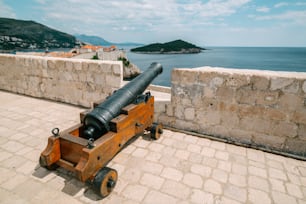 Canhão na muralha da Cidade Velha de Dubrovnik, na Dalmácia, Croácia, o proeminente destino de viagem da Croácia. A cidade velha de Dubrovnik foi listada como Patrimônio Mundial da UNESCO em 1979.