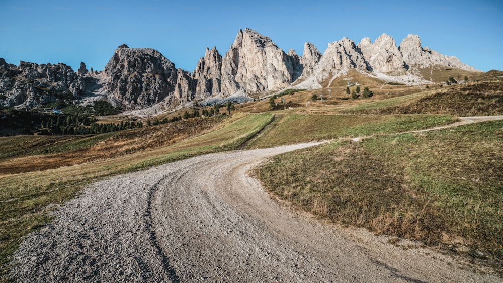 Camino de tierra y sendero de senderismo en la montaña de los Dolomitas, Italia, frente a las cadenas montañosas de Pizes de Cir Ridge en Bolzano, Tirol del Sur, Dolomitas del Noroeste, Italia.