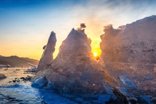 Muito grande e belo pedaço de gelo ao nascer do sol no inverno.