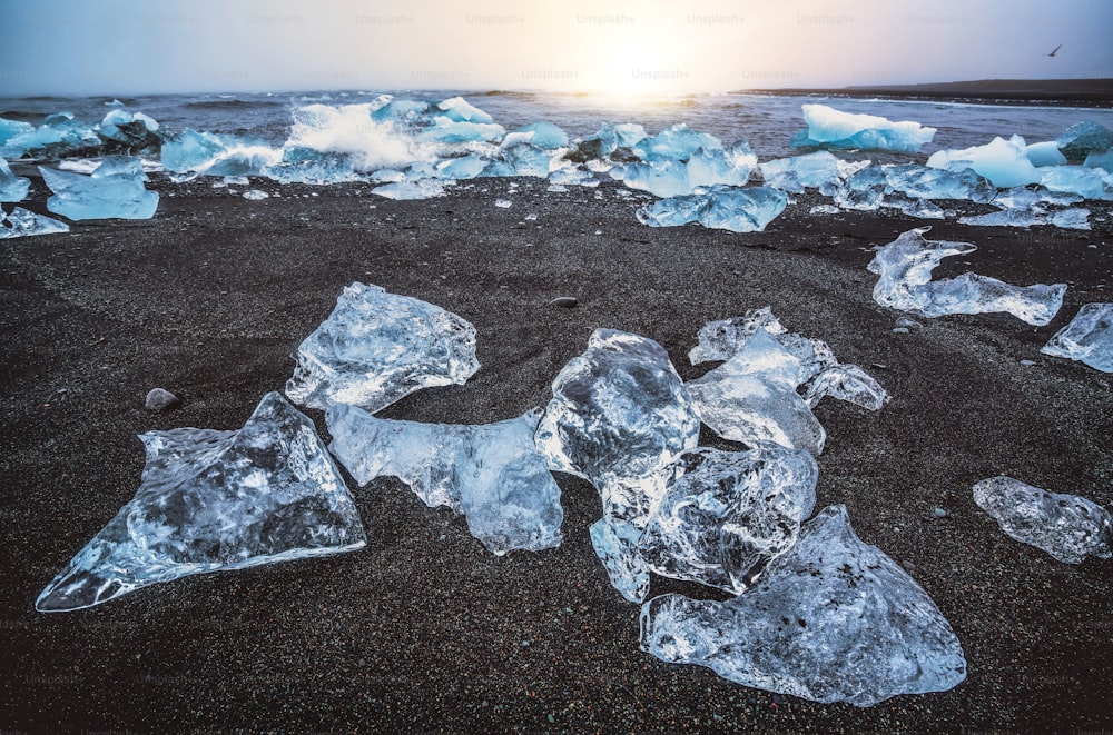 아이슬란드 다이아몬드 비치의 빙산. 다이아몬드 비치로 알려진 검은 모래 해변의 얼어붙은 얼음은 유럽 아이슬란드 남동부 바트나요쿨 국립공원의 아름다운 빙하 석호에서 흘러나옵니다.