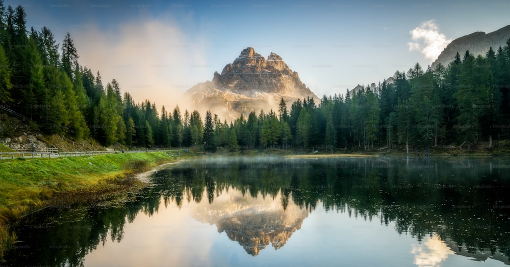 Majestätische Landschaft des Antorno-Sees mit berühmten Dolomiten Berggipfel der Drei Zinnen im Hintergrund in den östlichen Dolomiten, Italien Europa. Wunderschöne Naturlandschaft und landschaftlich reizvolles Reiseziel.