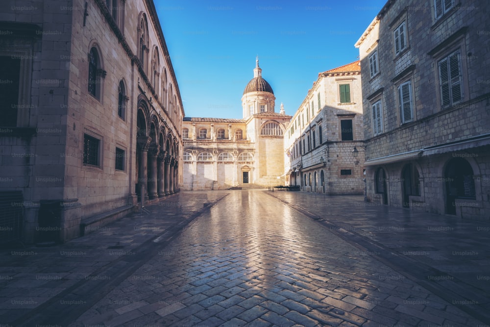 ドゥブロヴニクの旧市街にあるドゥブロヴニク大聖堂、クロアチア - クロアチアの著名な旅行先。ドゥブロヴニク旧市街は1979年にユネスコの世界遺産に登録されました。