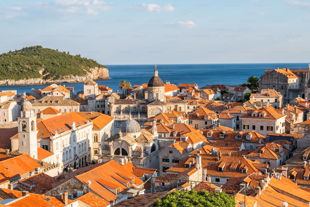 Vista panorámica del casco antiguo de Dubrovnik en Croacia - Destacado destino turístico de Croacia. El casco antiguo de Dubrovnik fue declarado Patrimonio de la Humanidad por la UNESCO en 1979.