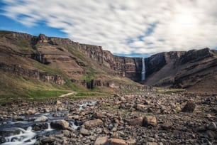 Hermosa cascada de Hengifoss en el este de Islandia. Naturaleza, viajes, paisajes.