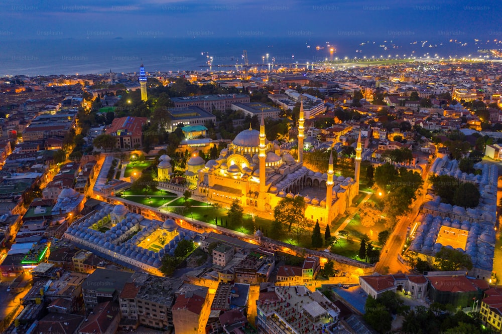 トルコの日の出のイスタンブール市の航空写真。