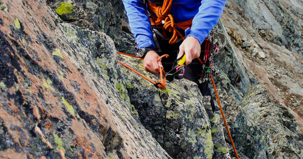 Comment Descendre En Rappel Un guide de montagne construit une position d’assurage traditionnelle ...
