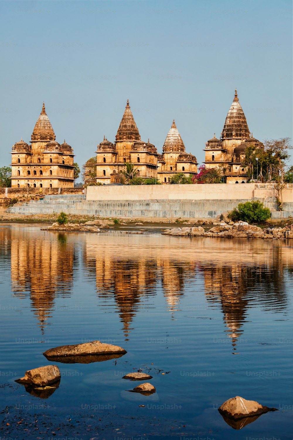 Point de repère touristique indien - vue des cénotaphes royaux d’Orchha sur la rivière Betwa. Orchha, Madhya Pradesh, Inde