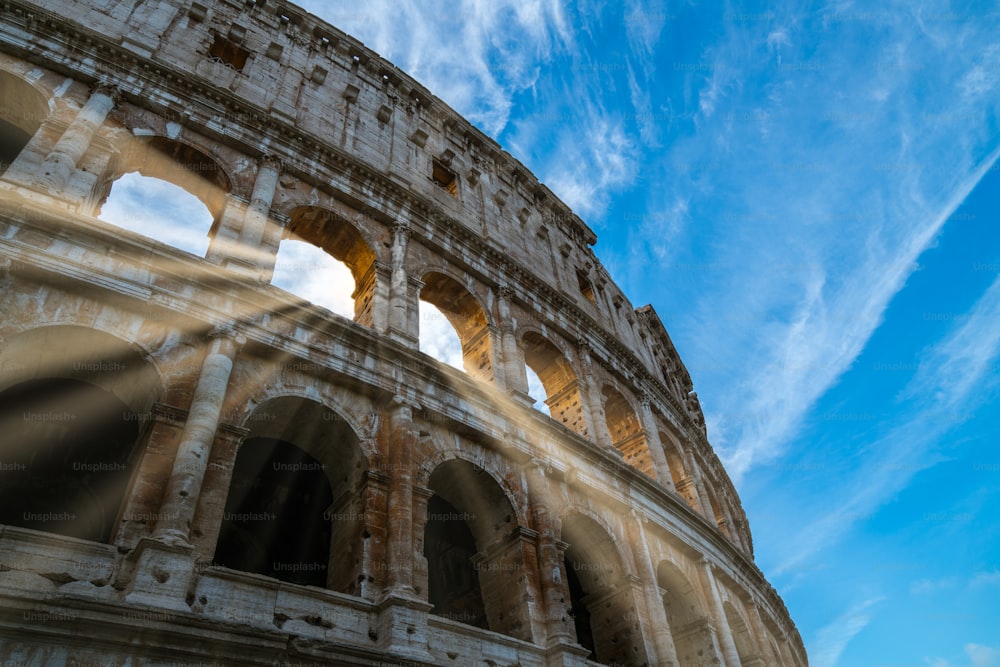 Vista de perto do Coliseu de Roma em Roma, Itália. O Coliseu foi constru�ído no tempo da Roma Antiga, no centro da cidade. É uma das atrações turísticas mais populares de Roma na Itália.