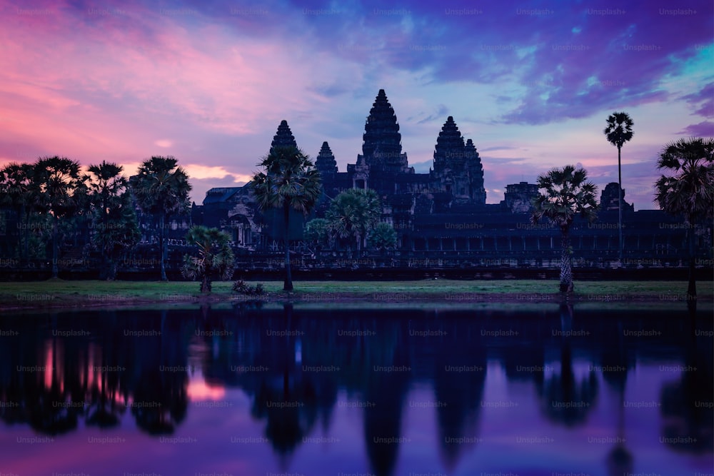 빈티지 복고풍 효과는 일출에 앙코르 와트 (Angkor Wat)의 힙 스터 스타일 이미지를 필터링했습니다. 시엠립, 캄보디아