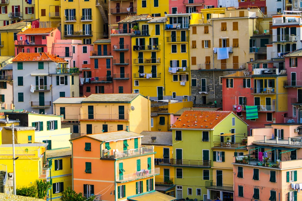 Casas coloridas em Manarola Village, Cinque Terre Costa da Itália. Manarola é uma bela pequena cidade na província de La Spezia, Ligúria, norte da Itália e uma das cinco atrações de Cinque terre.