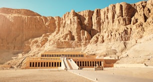 Tempel der Hatschepsut ist eine der wichtigsten und berühmtesten archäologischen und touristischen Attraktionen im Niltal in der Nähe der Stadt Luxor in Ägypten
